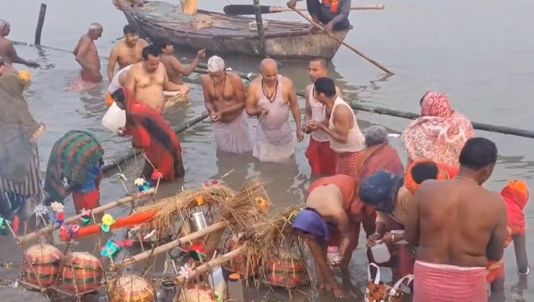 मौनी अमावस्या को लेकर गंगा घाटों पर उमड़ी भारी भीड़, आस्था की डुबकी लगा रहे श्रद्धालु