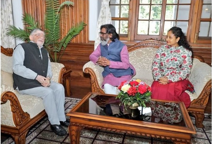 राज्यपाल से CM हेमंत और कल्पना सोरेन ने की मुलाकात, नव वर्ष की दीं शुभकामनाएं
