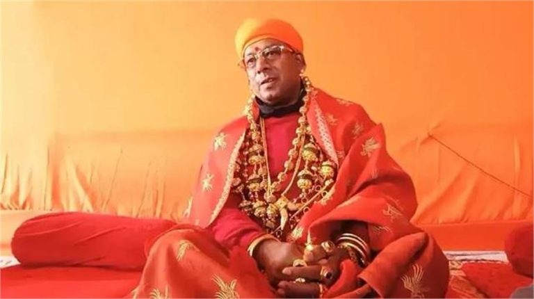 67 साल के संत ने पहना 6 करोड़ रुपये का सोना, हर आभूषण में छिपी है साधना की गहरी कहानी!