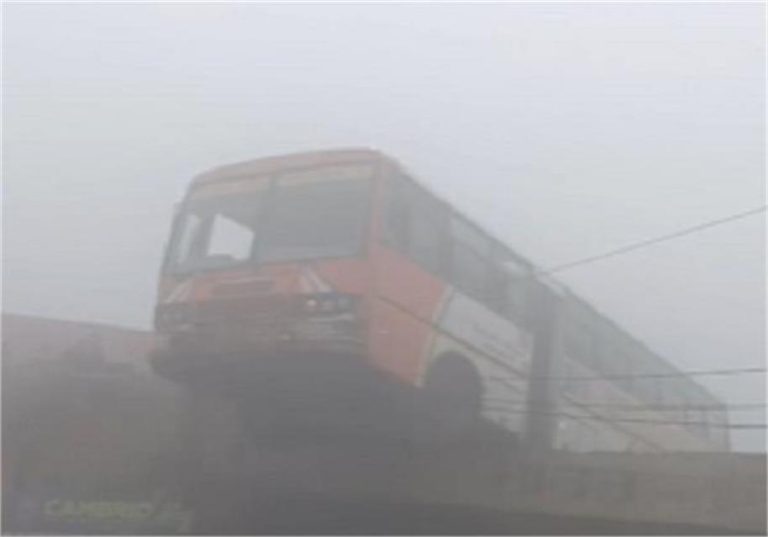 पंजाब में घने कोहरे के बीच Flyover से लटकी बस, यात्री मार रहें चीखें…
