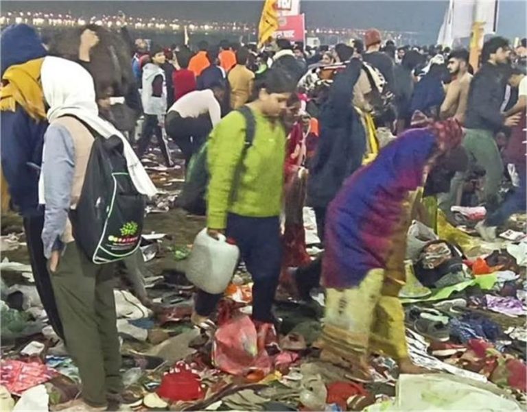 अपनों को खोजते परिजन, जख्मी पड़े श्रद्धालु रोते – बिलखते लोग, महाकुंभ में भगदड़ के बाद खौफनाक मंजर