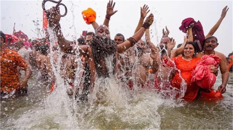 Maha kumbh 2025: महाकुंभ से लौटने के बाद घर में प्रवेश करने के बाद जरूर करें ये काम, सौभाग्य की होगी प्राप्ति