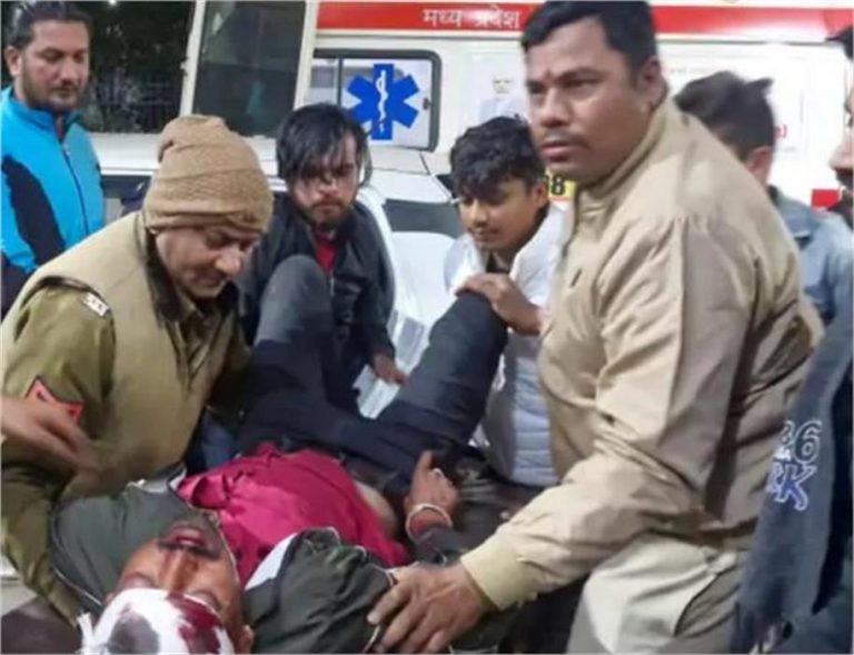दमोह में बाइक की टक्कर से तीन लोग घायल, दो की हालत गंभीर