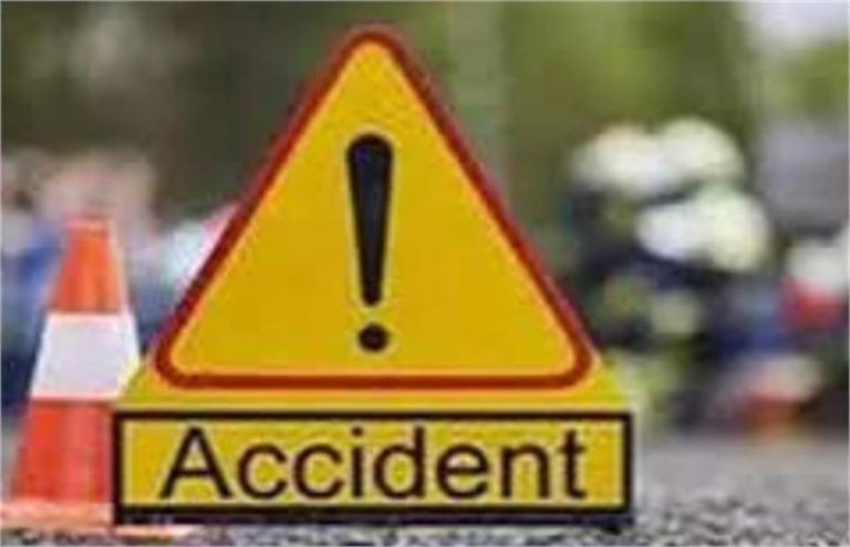 दमोह में पिकअप की टक्कर से बाइक सवार की दर्दनाक मौत, एक युवक गंभीर घायल