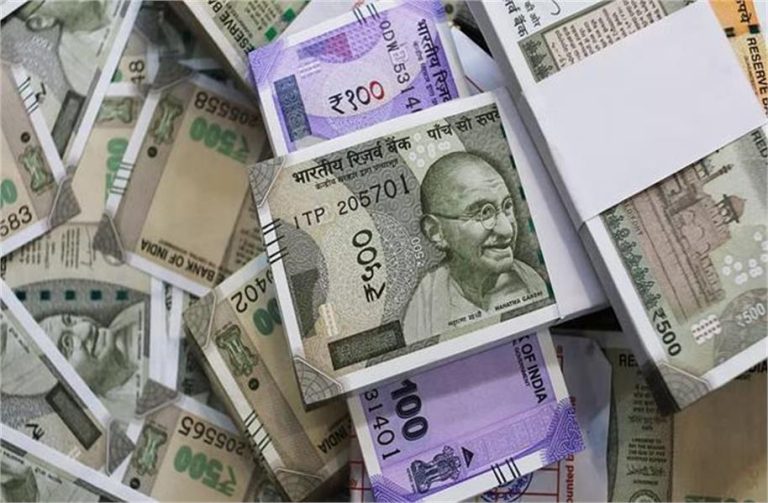 Indian currency: दो साल की सबसे बड़ी गिरावट के बाद रुपया मजबूत, डॉलर के मुकाबले 21 पैसे चढ़ा