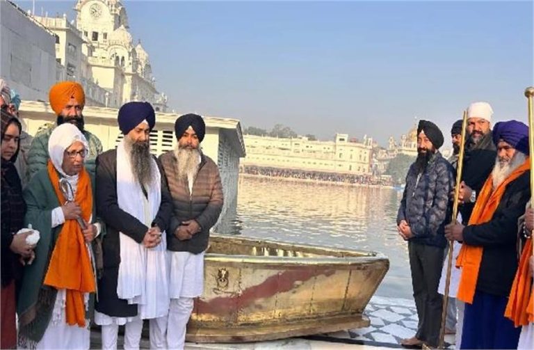 Golden Temple को भेंट की सुनहरी नाव, 18 महीने में बनकर हुई तैयार, देखें तस्वीरें
