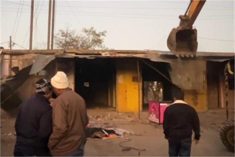 इंदौर में नगर निगम की बड़ी कार्रवाई, अतिक्रमण मुहिम के तहत 50 से ज्यादा दुकानें हटाई