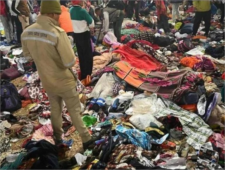 Maha Kumbh: महाकुंभ भगदड़: त्रिवेणी संगम पर बिखरा सामान, रोते परिजन, दिल दहला देंगे ये डरावने वीडियो