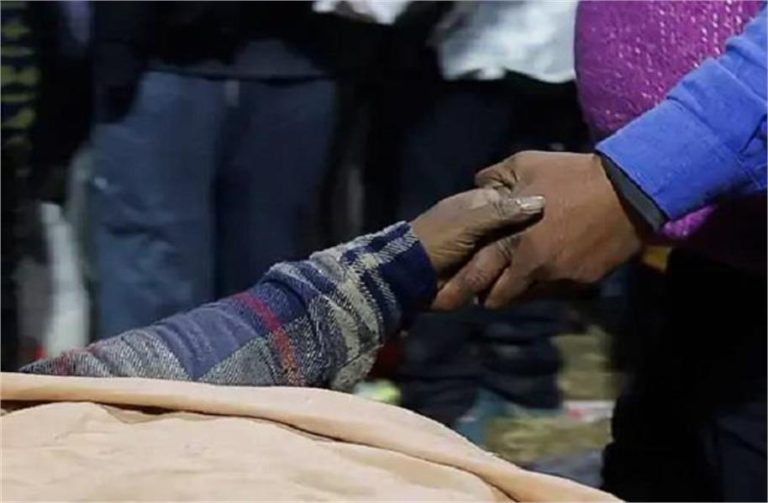 महाकुंभ में भगदड़ के बाद परिजन ने शव का हाथ नहीं छोड़ा, डर था कहीं बॉडी खो न जाए