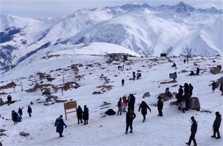 बर्फ की सफेद चादर से ढका कश्मीर का यह Tourist Place, जरूर करें Visit