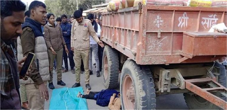 UP : बालू और सीमेंट से लदे हुए ट्रैक्टर ने युवती को रौदा, मौके पर हुई मौत