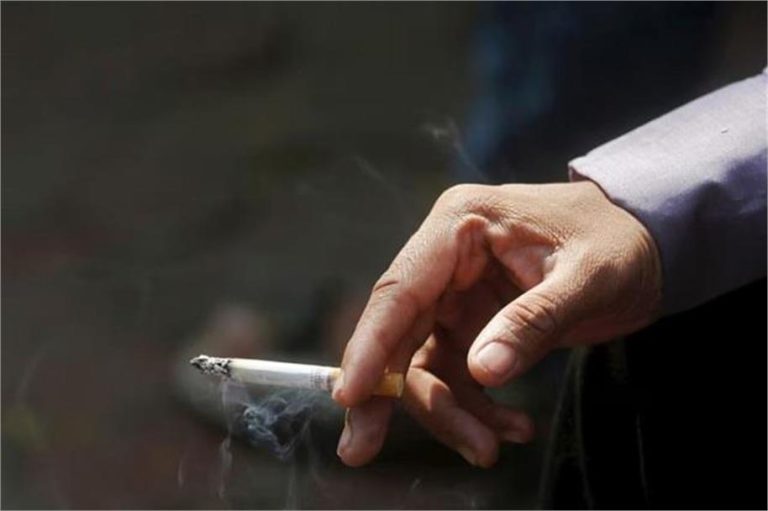 स्मोकिंग न करने वालों के लिए भी खतरनाक है सिगरेट का धुआं, फेफड़ों को पहुंचा सकता है नुकसान
