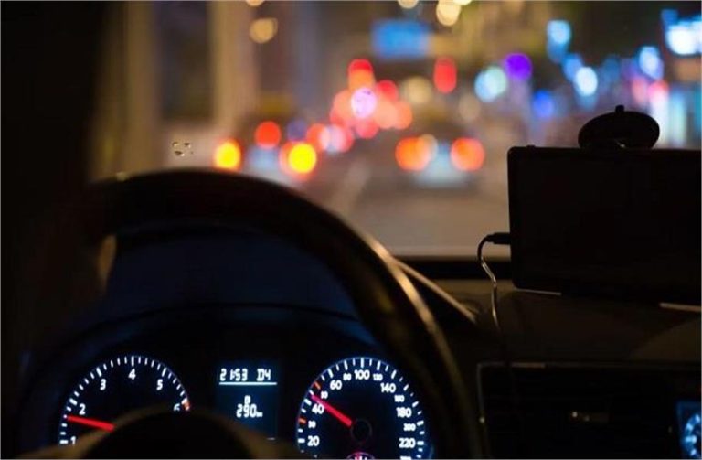 चीन में चलती कार से गिरकर पति की मौत पर, पत्नी ने सौतन पर ठोका 70 लाख का हर्जाना