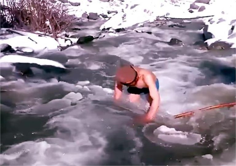 Himachal: खून जमा देने वाली ठंड में जल शक्ति विभाग के कर्मचारियों का जज्बा