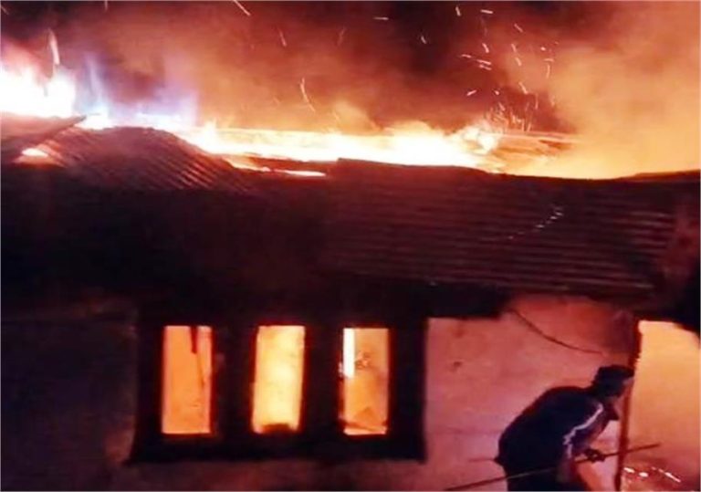 Kullu: खईण गांव में आग की भेंट चढ़े मकान और गऊशाला, सिलैंडर फटने से 2 लोग घायल
