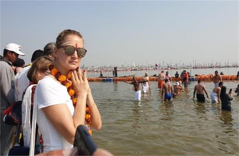 महाकुंभ 2025 का जादू ! 10 देशों से पहुंचे अंतर्राष्ट्रीय दल ने पवित्र संगम में लगाई डुबकी