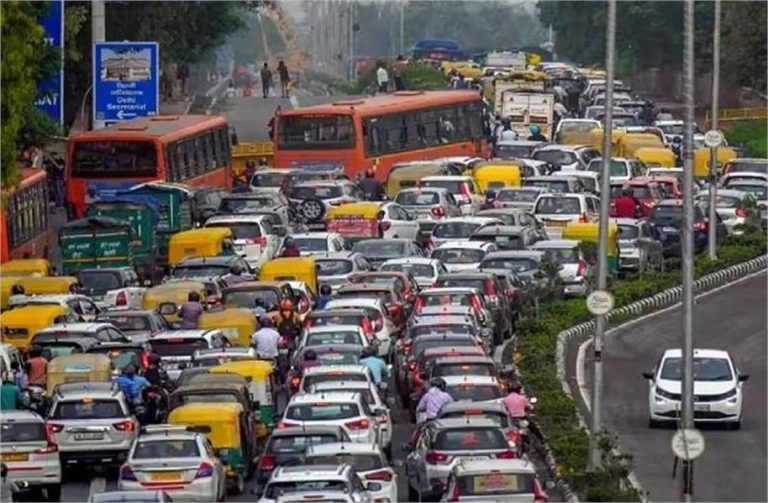 नए साल पर दिल्ली में भीषण जाम, कछुए की रफ्तार से बढ़ा ट्रैफिक