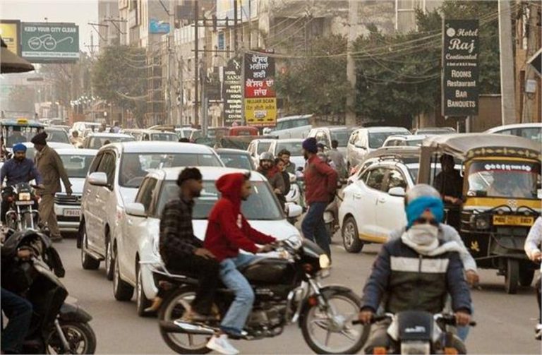 पंजाब की सड़कों पर दिखे “यमराज”, वाहन चालकों को दी चेतावनी