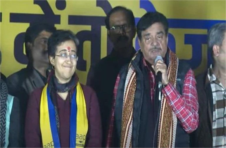 शत्रुघ्न सिन्हा ने प्रधानमंत्री मोदी को बताया प्रचार मंत्री, दिल्ली में AAP के लिए वोट मांगे