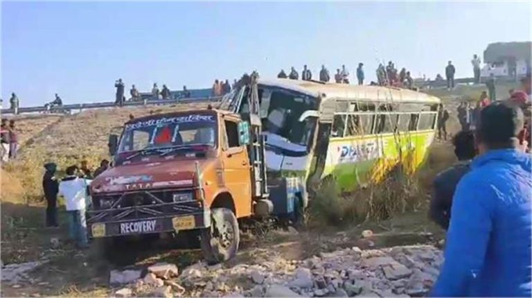 Rajasthan : सुबह-सुबह बड़ा हादसा, स्कूली बस पलटने से बच्ची की मौत, कई छात्र घायल