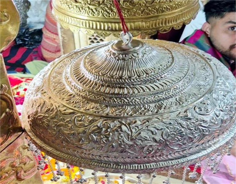 Himachal: मां चिंतपूर्णी के दरबार में श्रद्धालु ने चढ़ाया एक किलो से अधिक चांदी का छत्र