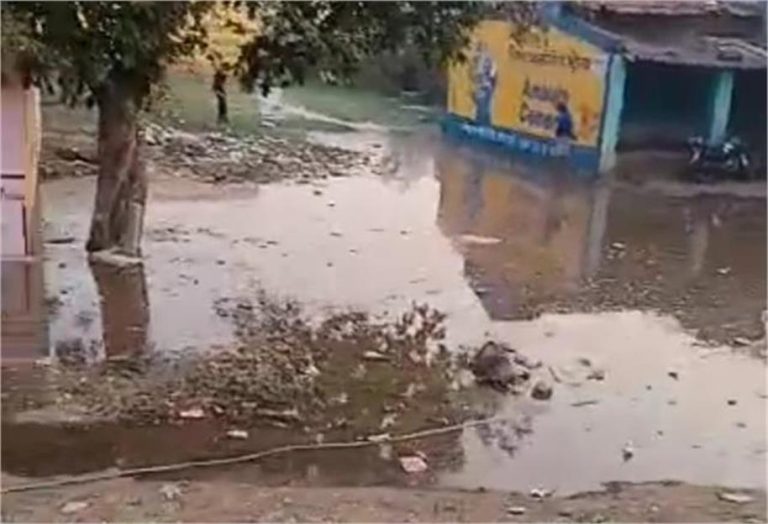 खंडवा के खेड़ी गांव में फूटी नर्मदा पाइपलाइन, दो दिन के लिए पेयजल सप्लाई प्रभावित