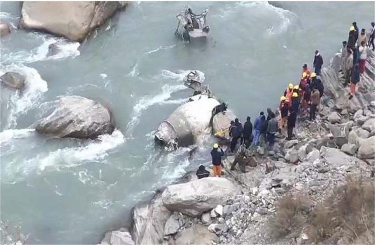 Himachal: अनियंत्रित होकर सतलुज नदी में गिरा वाहन, 2 लोग लापता