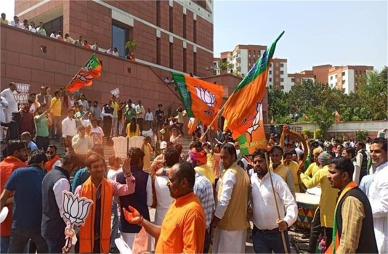 दिल्ली चुनाव परिणामों के बीच में भाजपा पार्टी कार्यालय पर जश्न का माहौल