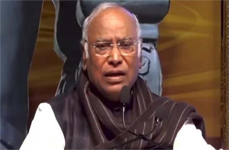 दिल्लीवासी उन्हें चुनें जिन्होंने असल में काम किया है, ठगा नहीं है: Mallikarjun Kharge