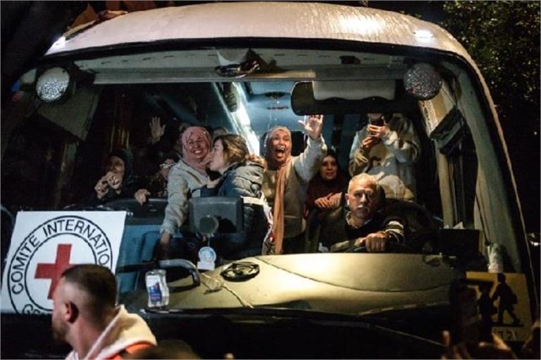 हमास ने दक्षिण गाजा में 3 इजराइली बंधक छोड़े, इजराइल ने भी 32 फिलीस्तीनी कैदियों की बस रवाना की