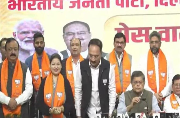 दिल्ली विधानसभा चुनाव से पहले AAP को झटका, 8 विधायक समेत कई नेताओं ने ज्वाइन किया BJP