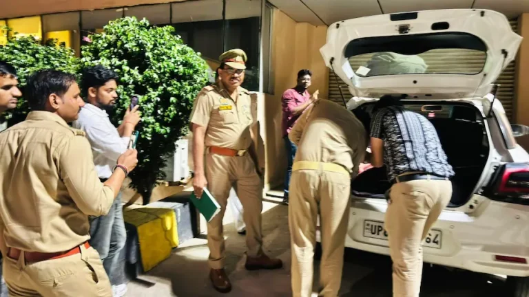MATURA :  टोल प्लाजा पर चेकिंग के दौरान कार से मिला इतना कैश, मंगानी पड़ी नोट गिनने की मशीन, इनकम टैक्स विभाग ने शुरू की जांच