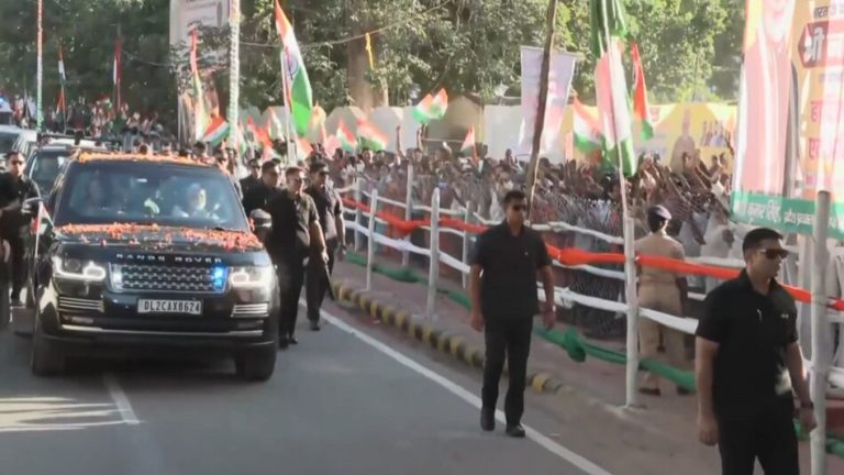 BIHAR : पटना में पीएम मोदी के रोड शो में उमड़ी भारी भीड़, ‘ऑपरेशन सिंदूर’ के रंग में रंगी सड़कें