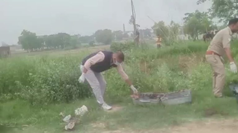 UP : हापुड़ में नहर किनारे पड़ा सूटकेस में मिला अज्ञात महिला का शव, सप्ताहभर पहले हत्या की आशंका