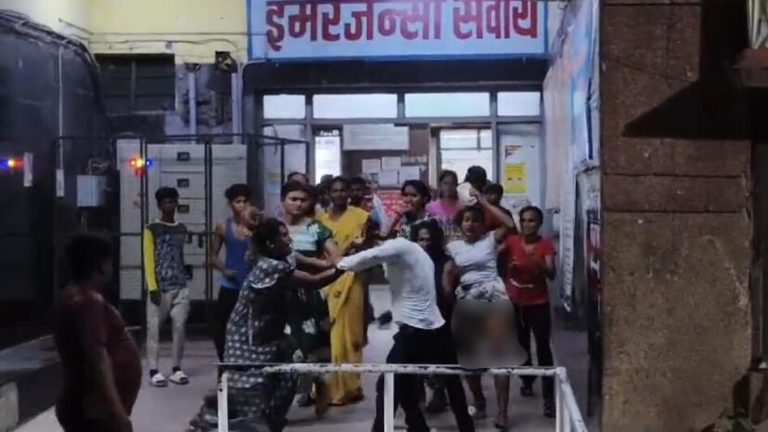 UP: अस्पताल में किन्नरों का तांडव! अर्धनग्न होकर मेडिकल स्टाफ से की मारपीट, सायरन बजा तो मची भगदड़