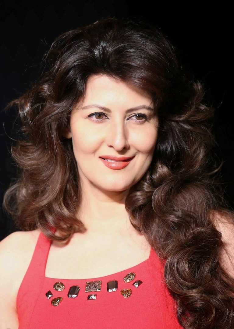BOLLYWOOD : संगीता बिजलानी के फार्महाउस में चोरी, टीवी फ्रिज बेड सब उठा ले गए चोर