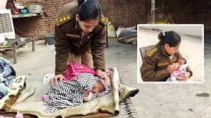 NATIONAL : ‘वर्दी वाली मां’ ने लुटाया लाड-प्यार… छापा पड़ा तो भाग निकले मां-बाप, बेड पर रोता हुआ मिला नवजात, लेडी पुलिस अफसर ने पिलाया दूध