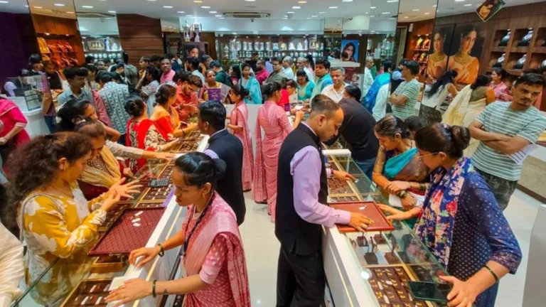 Business : सोने-चांदी की कीमतों में गिरावट, खरीदारी का मौका. जानें आज कितना सस्ता हो गया रेट