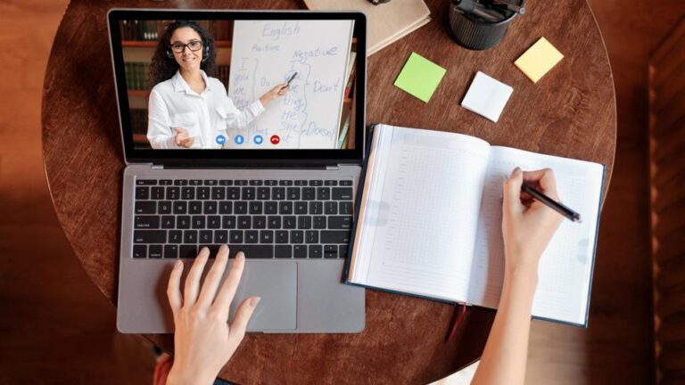 Education : दुबई की यूनिवर्सिटी का बड़ा फैसला, स्प्रिंग ब्रेक के बाद कुछ छात्रों के लिए ऑनलाइन क्लास