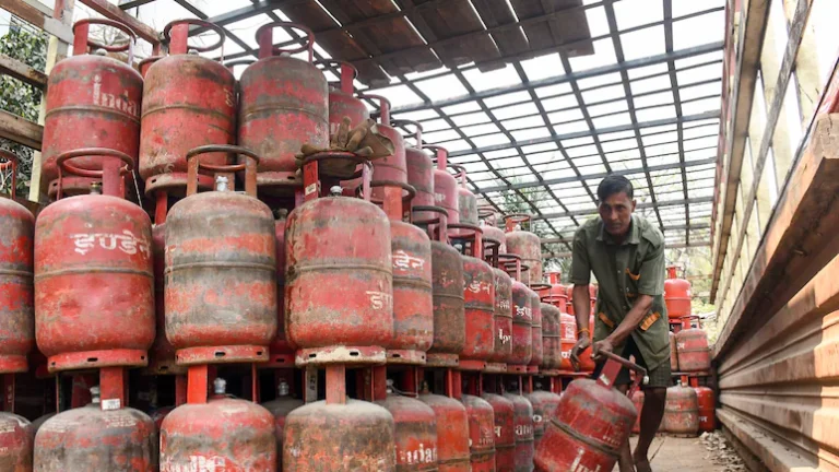 Telangana news : जंग के बीच गैस की किल्लत, इधर LPG फिलिंग सेंटर वाले कर रहे खेल, 40 सिलिंडर जब्त