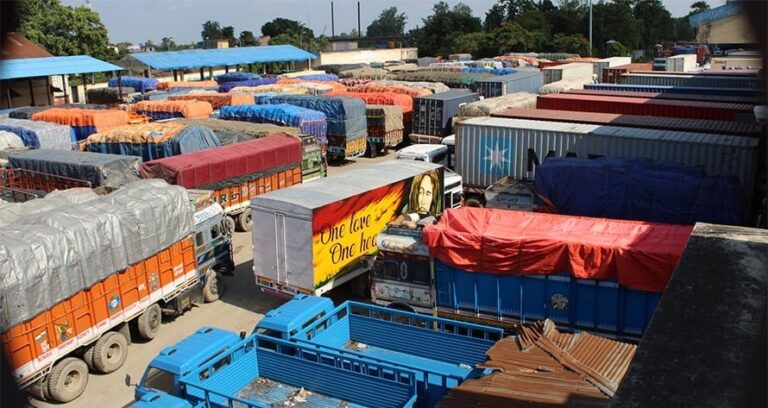 WORLD : नेपाल में नए कस्टम नियम से सैकड़ों कंटेनर सीमा पर अटके