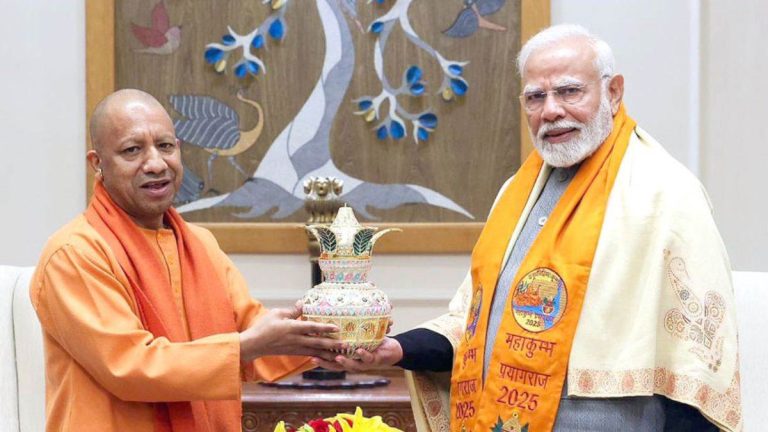 CM Yogi ने दिया PM Modi को Mahakumbh का निमंत्रण, भेंट किया अमृत कलश