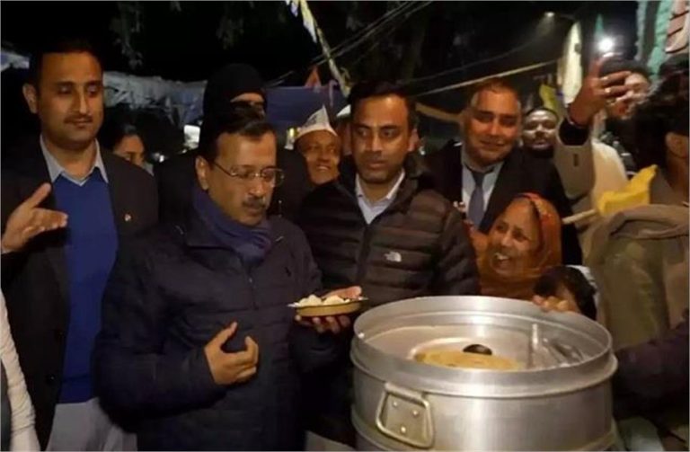 दिल्ली में प्रचार के बीच ‘मोमो’ खाते दिखे अरविंद केजरीवाल