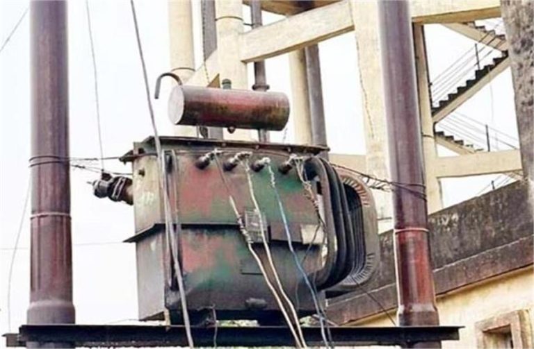 ट्रांसफॉर्मर ही चुरा ले गए चोर, UP के इस गांव में 25 दिन से बिजली नहीं; टेंशन में छात्र
