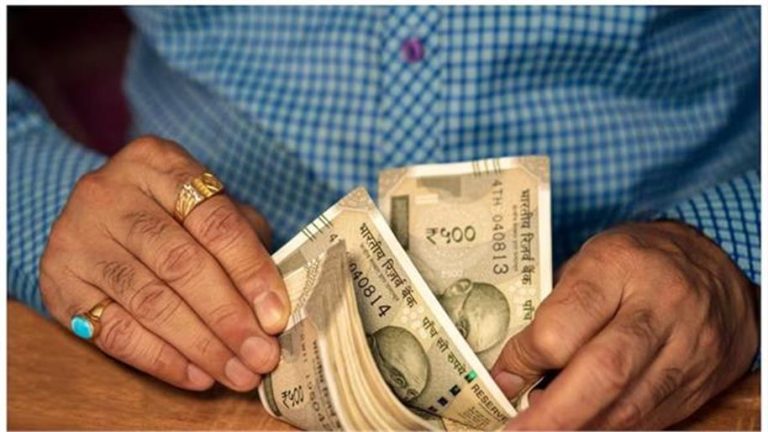 Dollar vs Rupee: गिरता ही जा रहा है रुपया… डॉलर के मुकाबले रुपया और टूटा