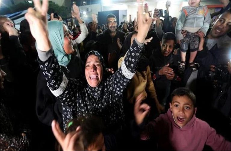 इस्राइल ने जेल से रिहा किए 90 फलस्तीनी कैदी, लोगों ने मनाया जश्न