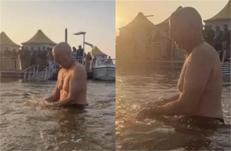 अनुपम खेर ने संगम में लगाई आस्था की डुबकी, कुंभ स्नान कर आंखों से बहने लगे आंसू