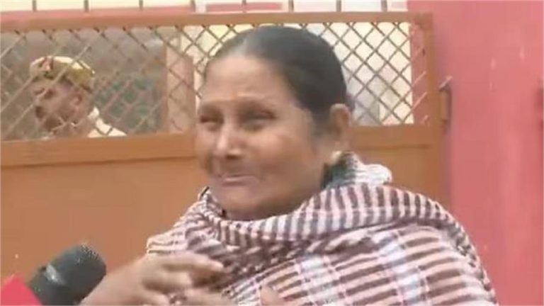 महाकुंभ में मची भगदड़ में लापता हुए अपनों की तलाश में रोते परिजन, बताया- कैसे हुआ हादसा?