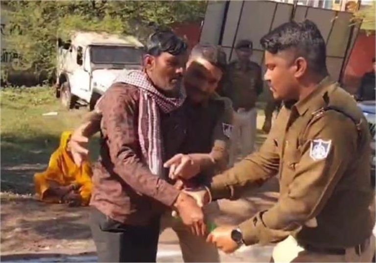 हरदा में कलेक्ट्रेट परिसर में आत्महत्या की कोशिश, दंपति ने अपने ऊपर डाला पेट्रोल, जानिए पूरा मामला