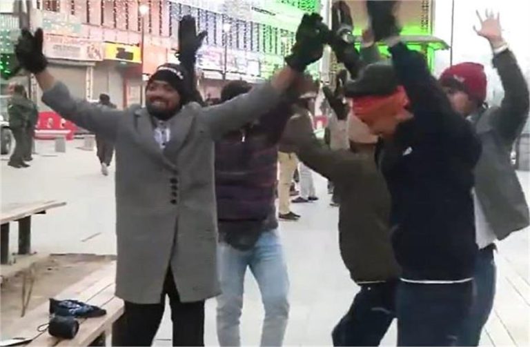 श्रीनगर के लाल चौक पर गणतंत्र दिवस का जोश, डांस करते नजर आए लोग, देखें VIDEO